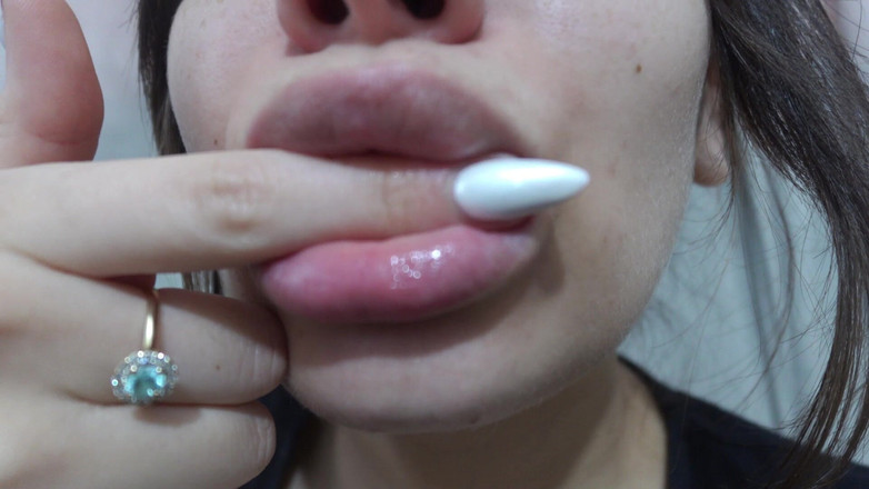 AmayaMori: Minha meia-irmã indiana tem um fetiche por beijos, constantemente enviando...