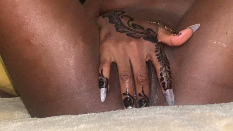 Browngurl234: Sexy ebenová holka Browngurl234, která masturbuje sama