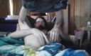 Kinky bisexual guy: Une jumelle hétéro et mince se branle dans son lit...