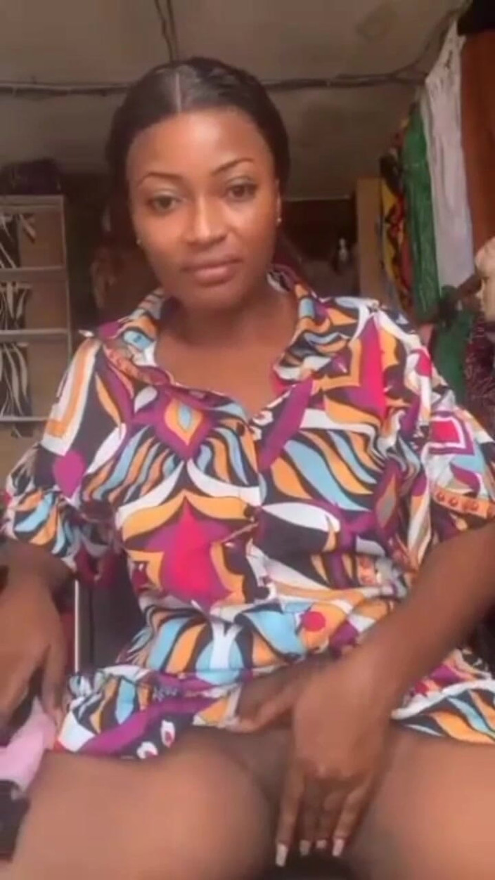 Me and my new slut: 一个饥渴的妈妈在她的商店为她的情人在公共场合自慰