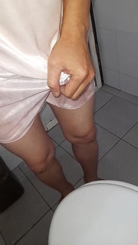Saten ipek pijama takımının içine boşalıyor