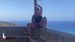 Lena Cox: Veřejná masturbace s výhledem na oceán – bez kalhotek a riskantní...