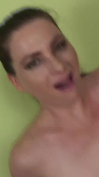 Frumoasă mamă sexy brunetă excitată cu țâțe mici perfecte este futută în pizda ei păroasă fierbinte și curul strâmt