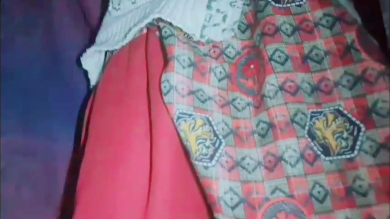 TricolorMusic3: Ateşli lavanya şehvetini sebzelerle tatmin etmeye çalışıyor ama biraz heyecanlandığım anda külotumu çıkarıyorum