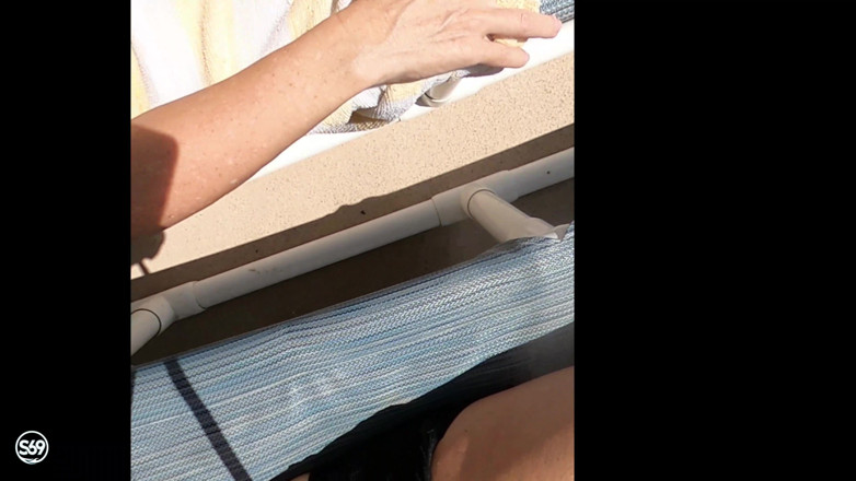 Silvercouple69: Berjemur di balkon sambil melihat semua orang berjalan