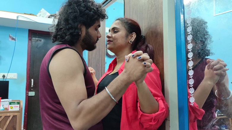 Vaigavarun45: Hot Lip Lock dalam Baju dan Baju T