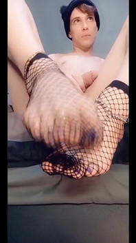 FemboyConnie выглядящая горячей в черных чулках-сеточках и носках