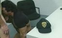 Bareback TV: Polizist fickt einen haarigen brocken in der gewahrsamung