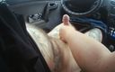 Sweet July: Une salope me branle la bite dans la voiture jusqu&amp;#039;à...