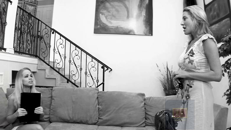 Zona Divas NET: Classique, des blondes sexy se déshabillent et baisent sur un...