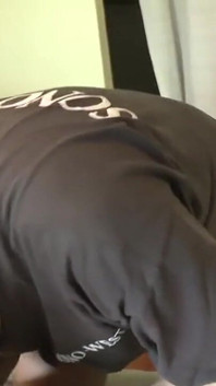 La cameriera francese viene sandwich da guardatore e un amico