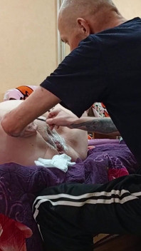 A ras pizda cărnoasă a iubitei sale Apoi a făcut un futai cu pumnul înainte de ejaculare