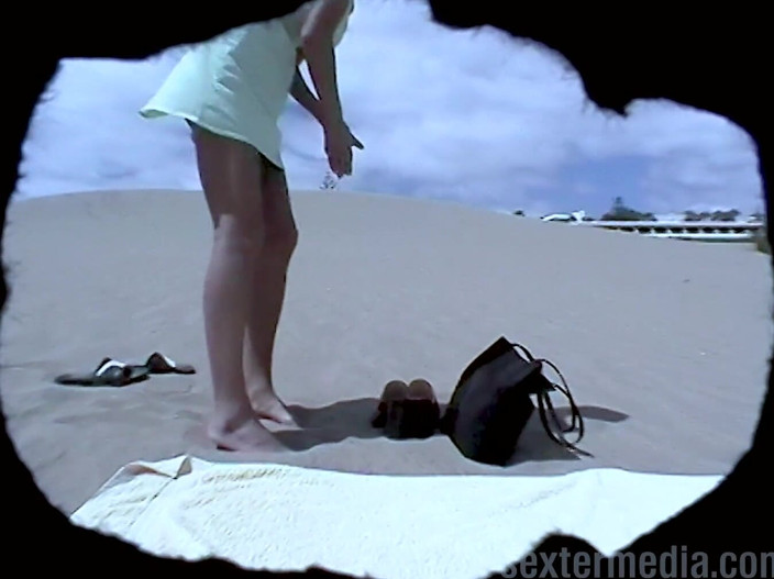Beachbitches: Hitsige Bruenette wil geneukt worden op het strand