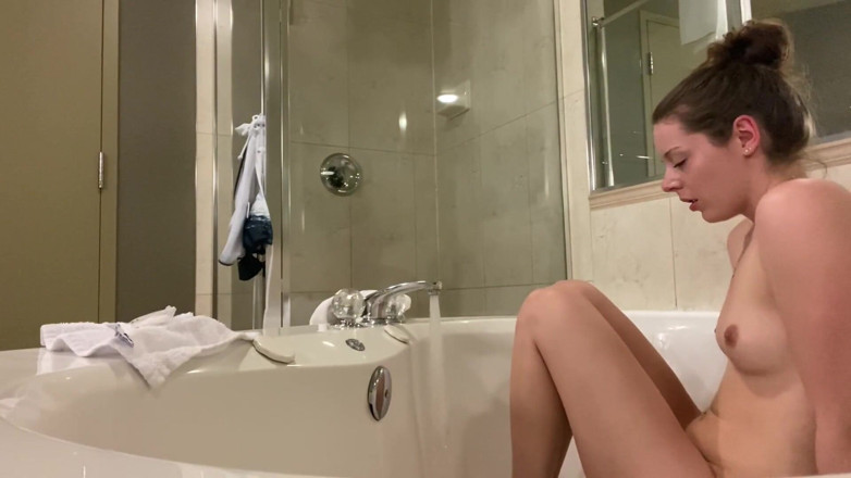 Nadia Foxx: Bain/jacuzzi d’hôtel, orgasme avec pression d’eau (hurlements !)