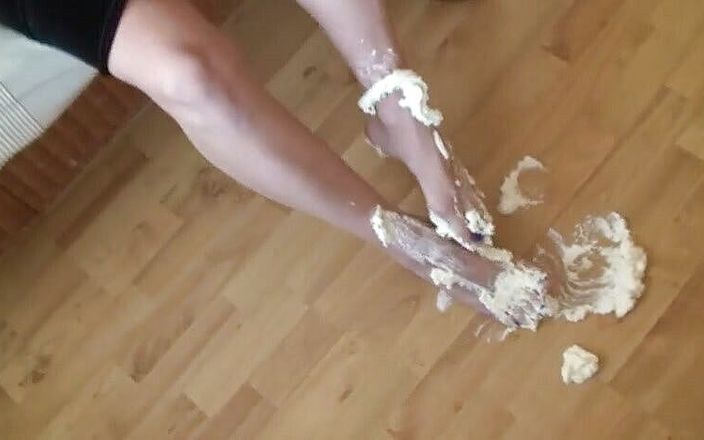 Foot Girls: Curva blondă se bucură de fetiș cu picioare și mâncare