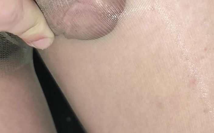 PantyhoseJuicyCummer: Striptease em meia-calça brilhante no trabalho