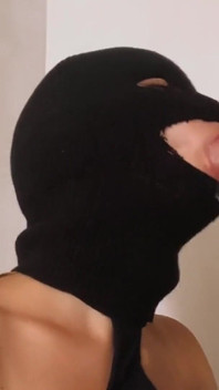 Pipe baveuse avec masque - beaucoup de sperme sur le visage