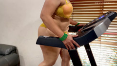 your Hira: Индийская красотка Hira - самая сексуальная и эротическая тренировка в нижнем белье на беговой дорожке