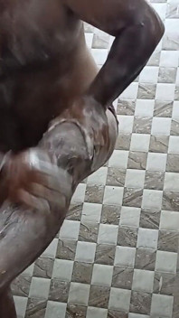 Baño de hombre desnudo con curvas caliente