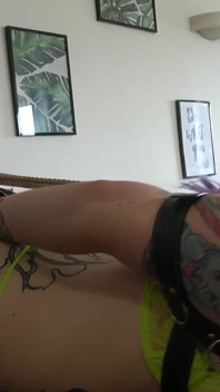 Penyeksaan Tabletop Mimi: Cabaran hogtie yang menghisap dengan gag zakar dan Harness Ballgag!