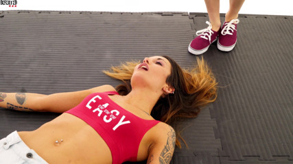 Defeated Sex Fight: Meryl & Thea - un arrapante combattimento sexy estremo