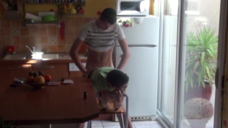 YOUNG FRENCH DUDES FUCKERS: Max использовал Брайан на кухне