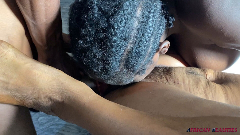 African Beauties: Il paffuto e l'amico vengono di proprietà di grande nero