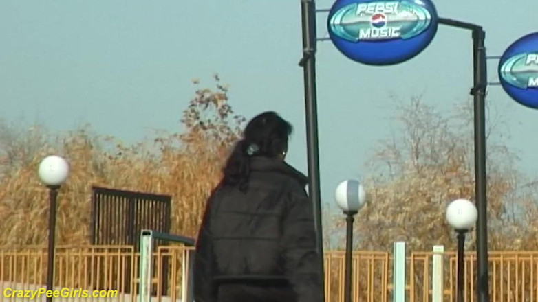Crazy pee girls: La ragazza in collant fa pipì sulla scala
