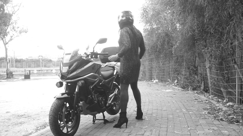 Voyager: Geçen her araba, şeffaf elbisesinin altında penisinin titrediğini gördü.