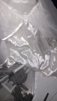 Porra flui em vestido de noiva de cetim