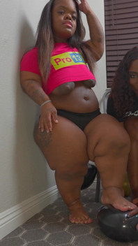 Mistress Lyric Sky dominuje laktacja murzynka midget Shawty: Wielbienie stóp, Jedzenie dupy, balon pop i goon paliwa!