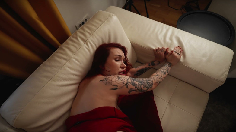 LoveHomePorn: Ea se uită înapoi și continuă să meargă până în ultima secundă