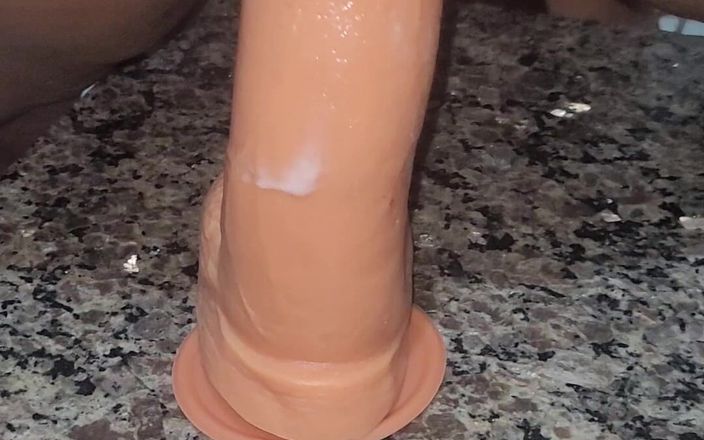 Anal brasileiro: Seduto caldo sul dildo, sono venuto seduto con il dito...