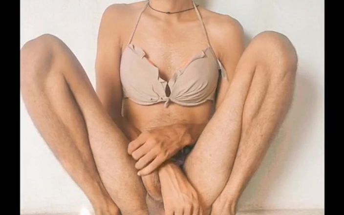 Tani: Bikini, nackter schwuler junge in der Öffentlichkeit