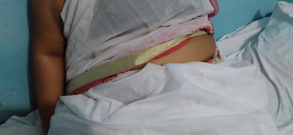 Aria Mia: Sousedka tetička ukazovala velká prsa tím, že zvedla sex saree desi