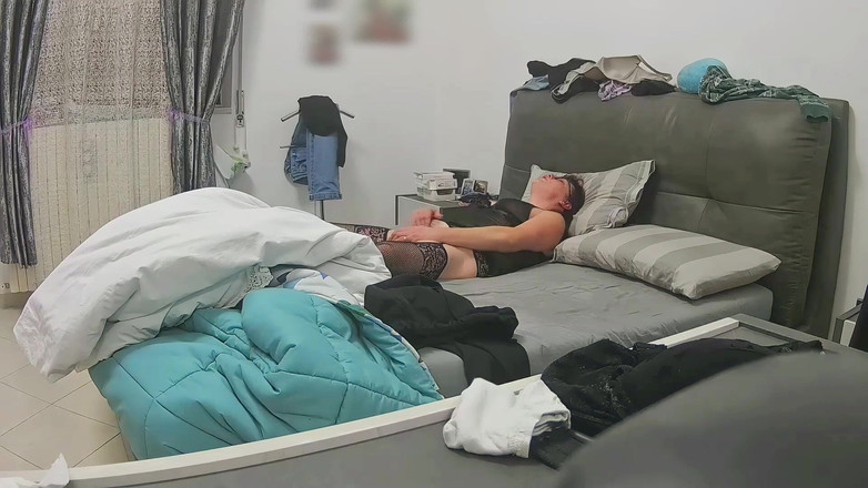 Chupita84: 아내가 혼자 자위하는 모습을 몰래 엿봤다