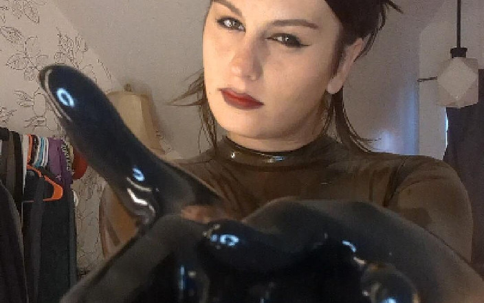 Miss Tess xo: Latex Glove Tease