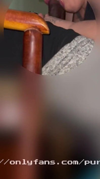Este uimită de mărimea pulei mele și vrea să sugă sperma din ea