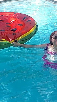 Krótkie wideo pielęgniarki BBW Vicki pływającej na jej ogromnym arbuzie