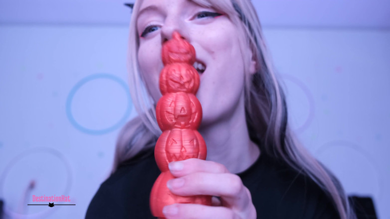 Destination Kat: Halloween berkongkek dildo
