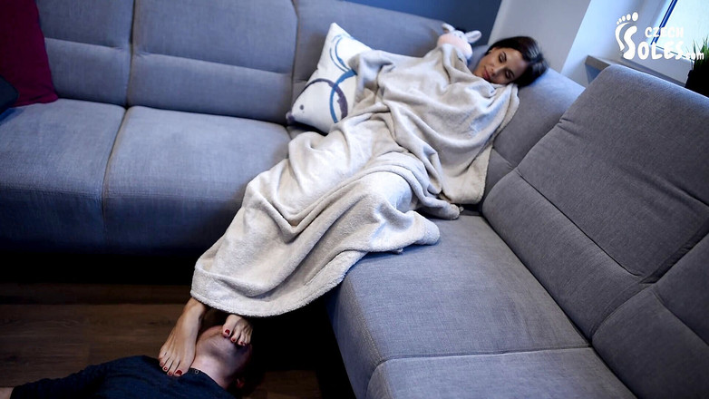 Czech Soles - foot fetish content: Uctívání saténových klenutých nohou