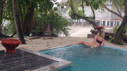 TheloveStory: Masturbazione sotto la pioggia in una piscina all'aperto culo grosso...