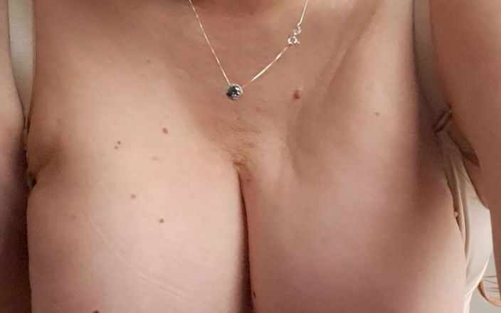 Mommy big hairy pussy: Koca göğüslerini görmeyi seviyor