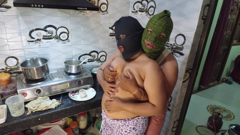 Hotty Mona: Indická nespokojená bhabhi tvrdý sex s Devarem v kuchyni