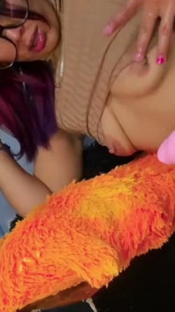Riesiger Dildo für gierige Muschi
