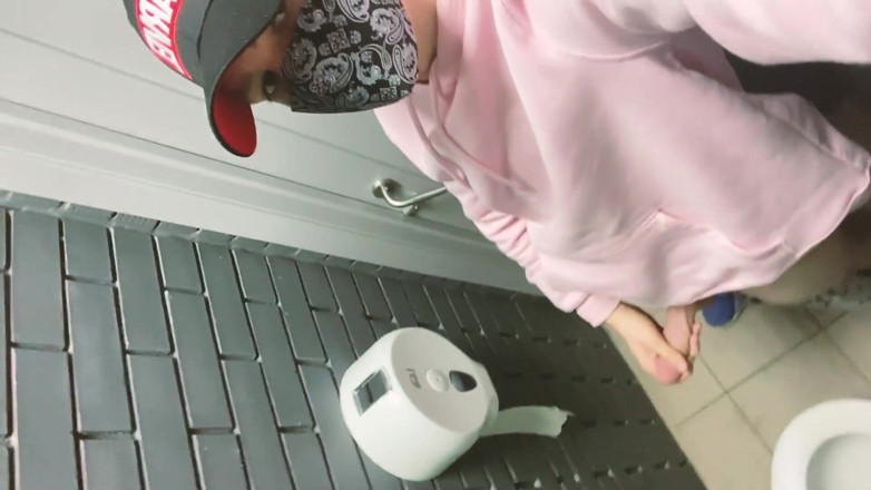 Redbearboy: Masturbasi WC