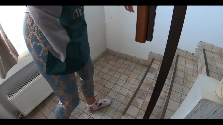 MilfyCalla: Mama vitregă este o nimfomană