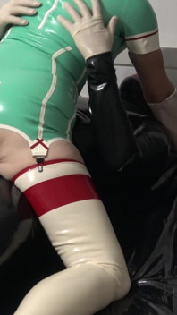 Cette Infirmière Sexy En Latex Aime Le Plaisir Passionnant Avec Une Branlette Et Une Pénétration Hard. Vidéo Complète