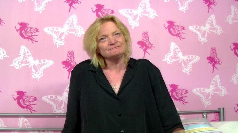 Deutsche Frauen: Blonda germană matură se masturbează în acțiune solo