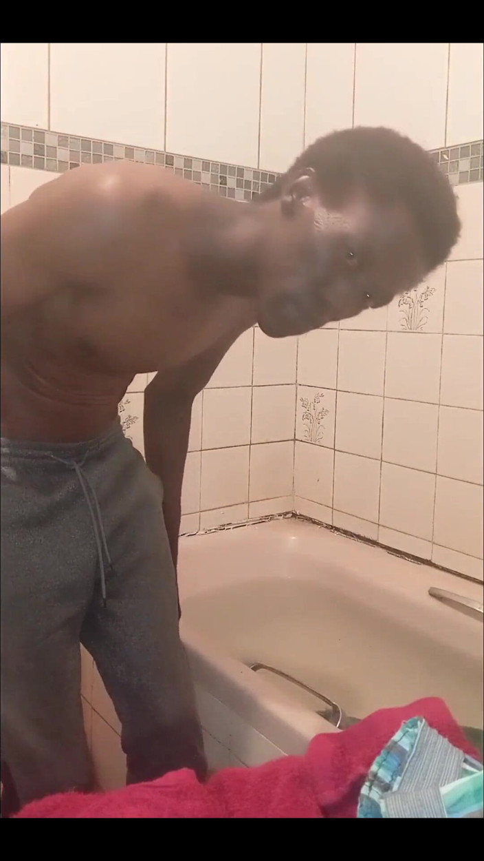 Black Bongs: Muž ve vaně